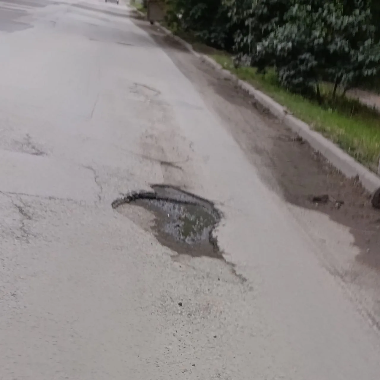 На отремонтированном участке Ломоносова оставлена яма.

Это яма очень быстро вырастет до размеров кр