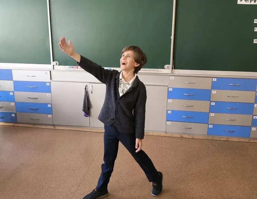 ВЗГЛЯНУТЬ В ЗЕРКАЛО ЭПОХИ: ШКОЛА ОТКРЫЛА КУЛИСЫ БОЛЬШОГО ТЕАТРА! ✨🎭  Хотите узнать, как обычный учеб