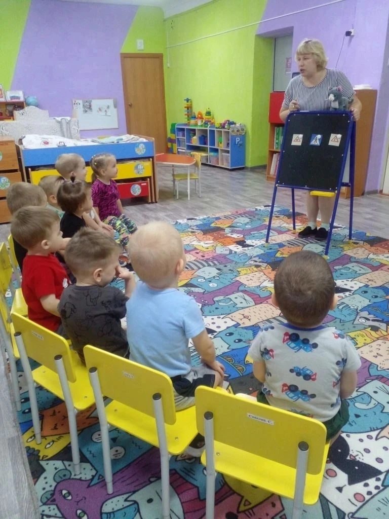 В рамках  " Декады дорожной безопасности" детей в группе раннего возраста" Солнышко " была проведена