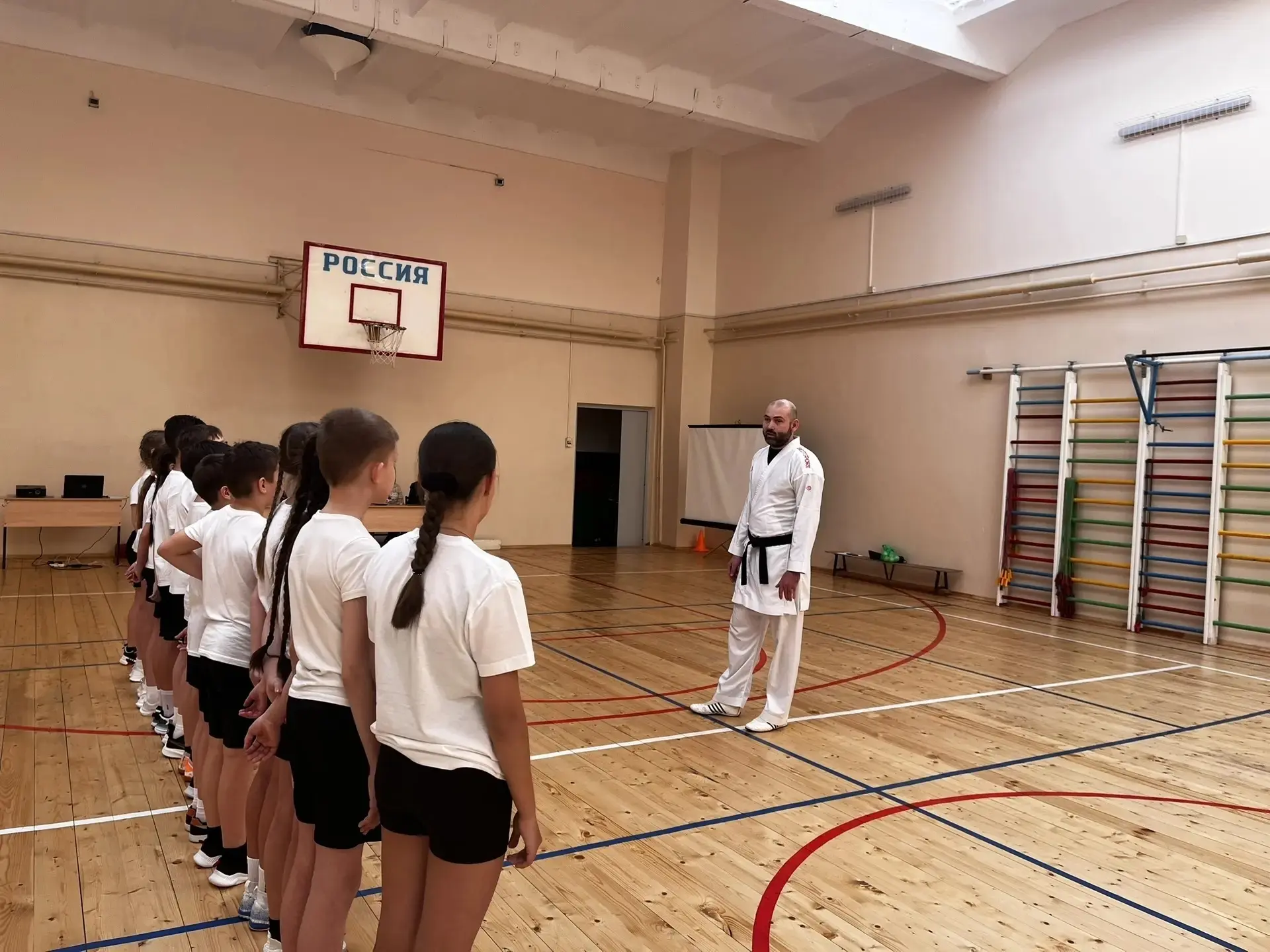 🥋 Ученики 5Г и 6Б классов посетили открыты урок по каратэ на конкурсе «Сердце отдаю детям»!  🏫 На ба