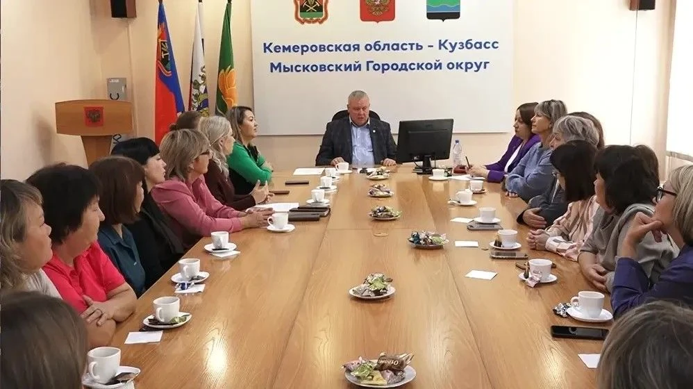 Евгений Тимофеев провел рабочую встречу с членами Мысковской женской городской обществе...