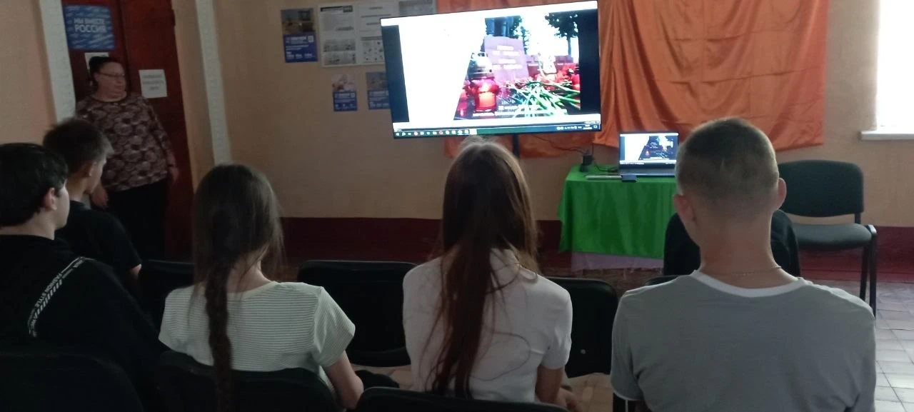 «ПОТОМКИ ПОБЕДИТЕЛЕЙ: ЭСТАФЕТА ПАМЯТИ» .В МБУ «Клуб «Комсомолец» состоялся показ коротк...
