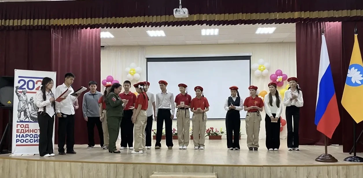 В рядах «ЮНАРМИИ» пополнение! 🇷🇺  Сегодня в нашей школе состоялось знаковое событие — юнармейцы отря