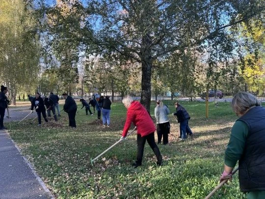 Сегодня сотрудники районной и городской администраций вышли на уборку сквера Нефтяников...