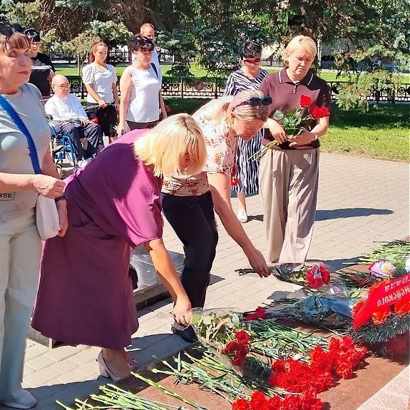 Сотрудники ВФ ООО «Омсктехуглерод» почтили память жертв августовской трагедии 1942 года.