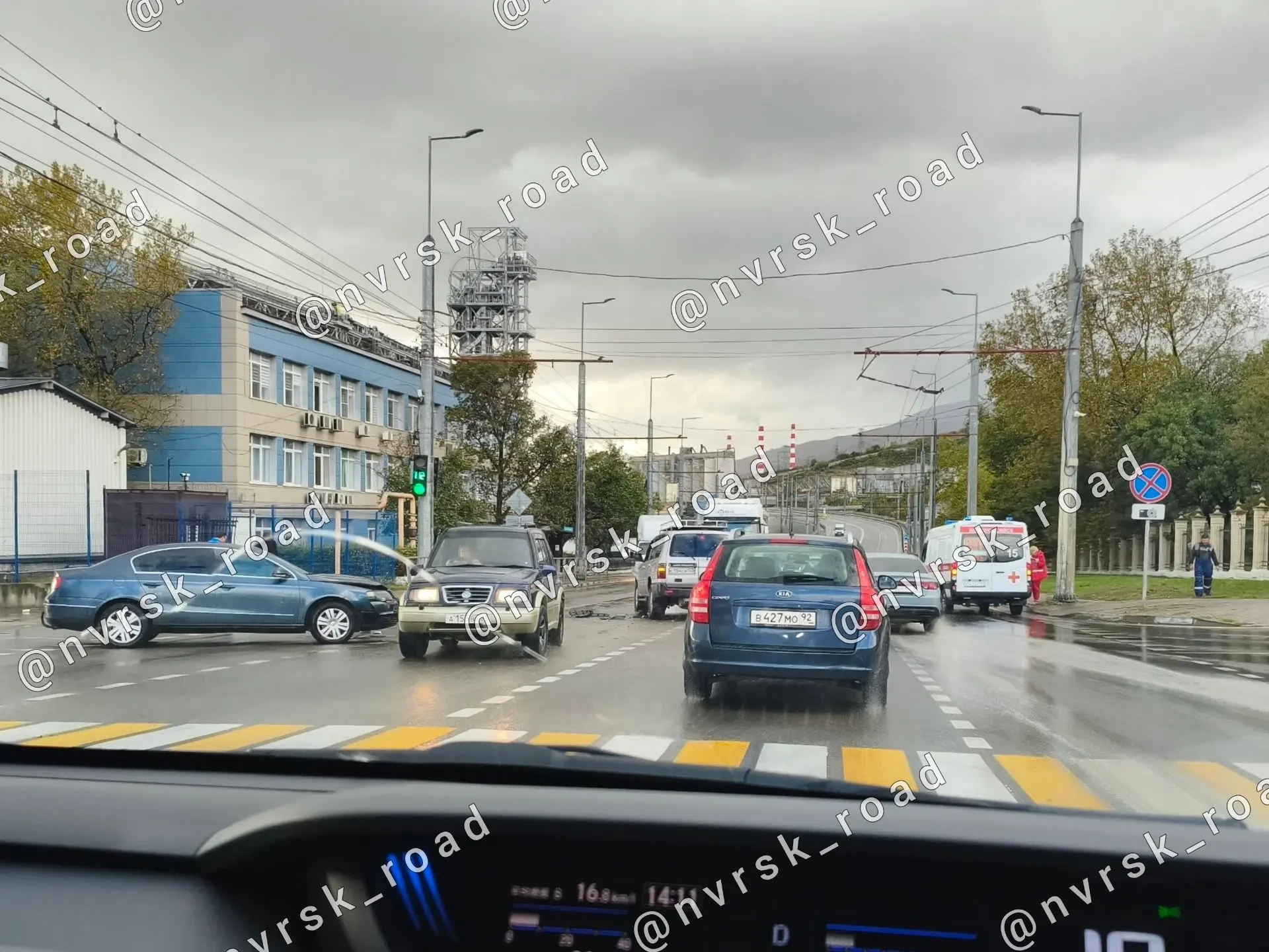 На Сухумском шоссе в районе пересечения с Красноцементной улицей произошла авария. Инци...