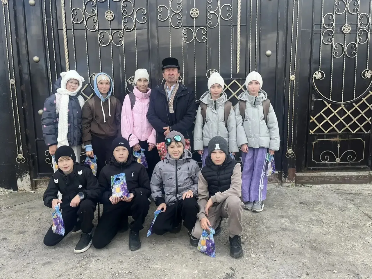 Связь поколений: ученики 5 «А» класса поздравили ветерана педагогического труда