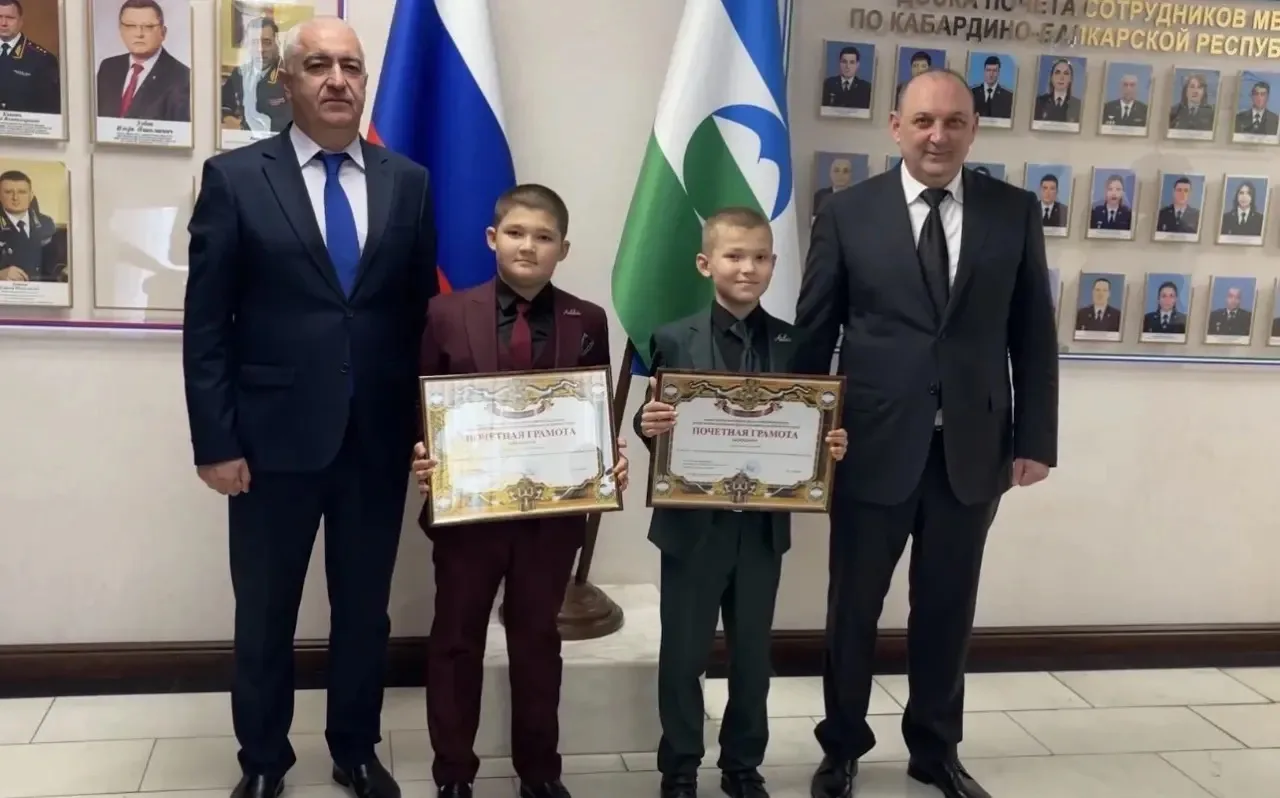 Казаров Асильдар Асланович , ученик 5 «Г» класса и Казаров Айдар Асланович , ученик 4 «...
