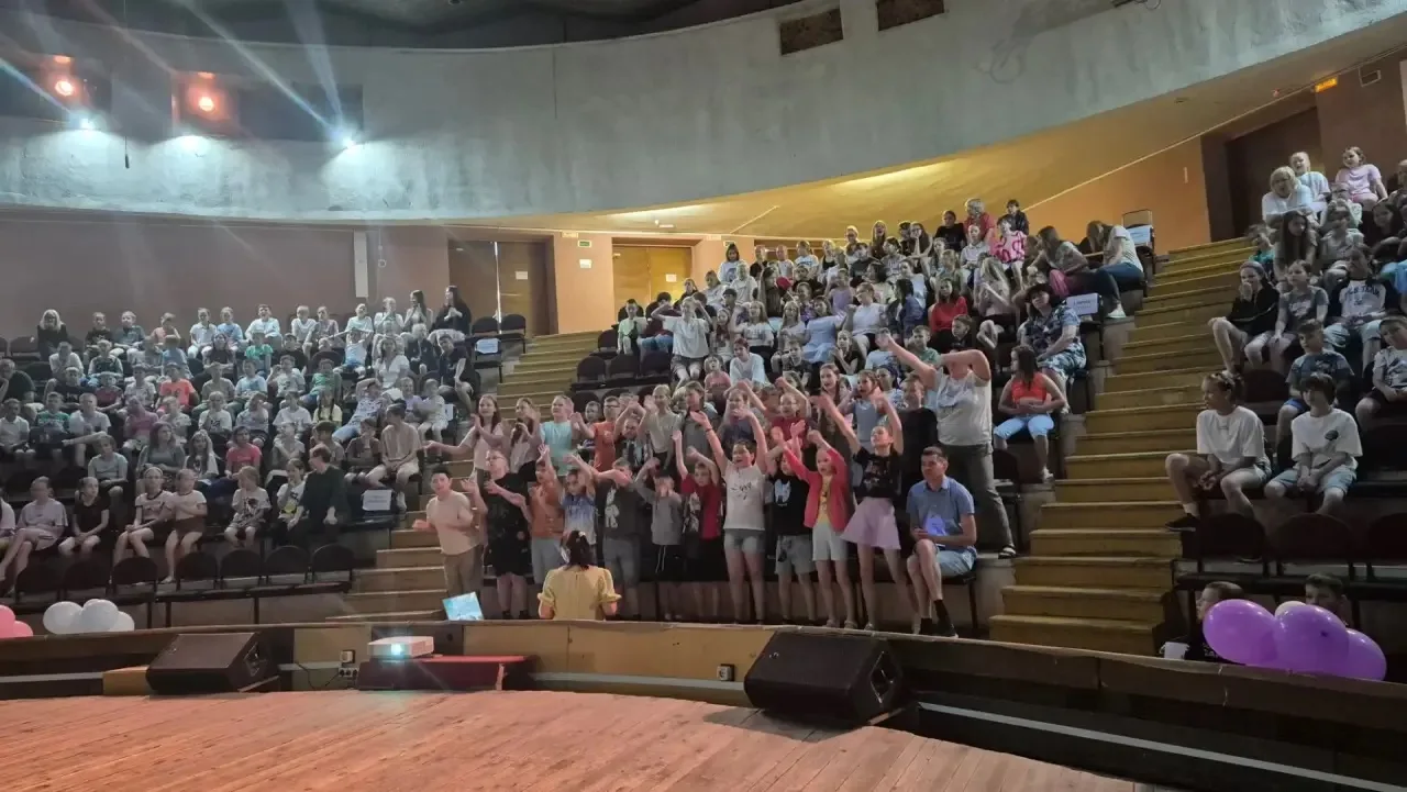 🎤 Поющий лагерь: новая неделя началась с битвы голосов! 🎶

Утро понедельника в нашем лагере с днев