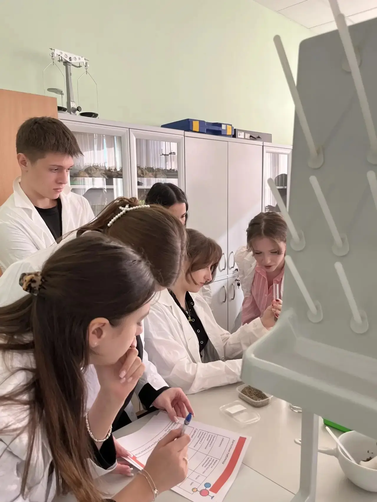 17.03 9 и 10 классы посетили мероприятие « Ароматные приключения» на базе школы 403. Учащиеся познак