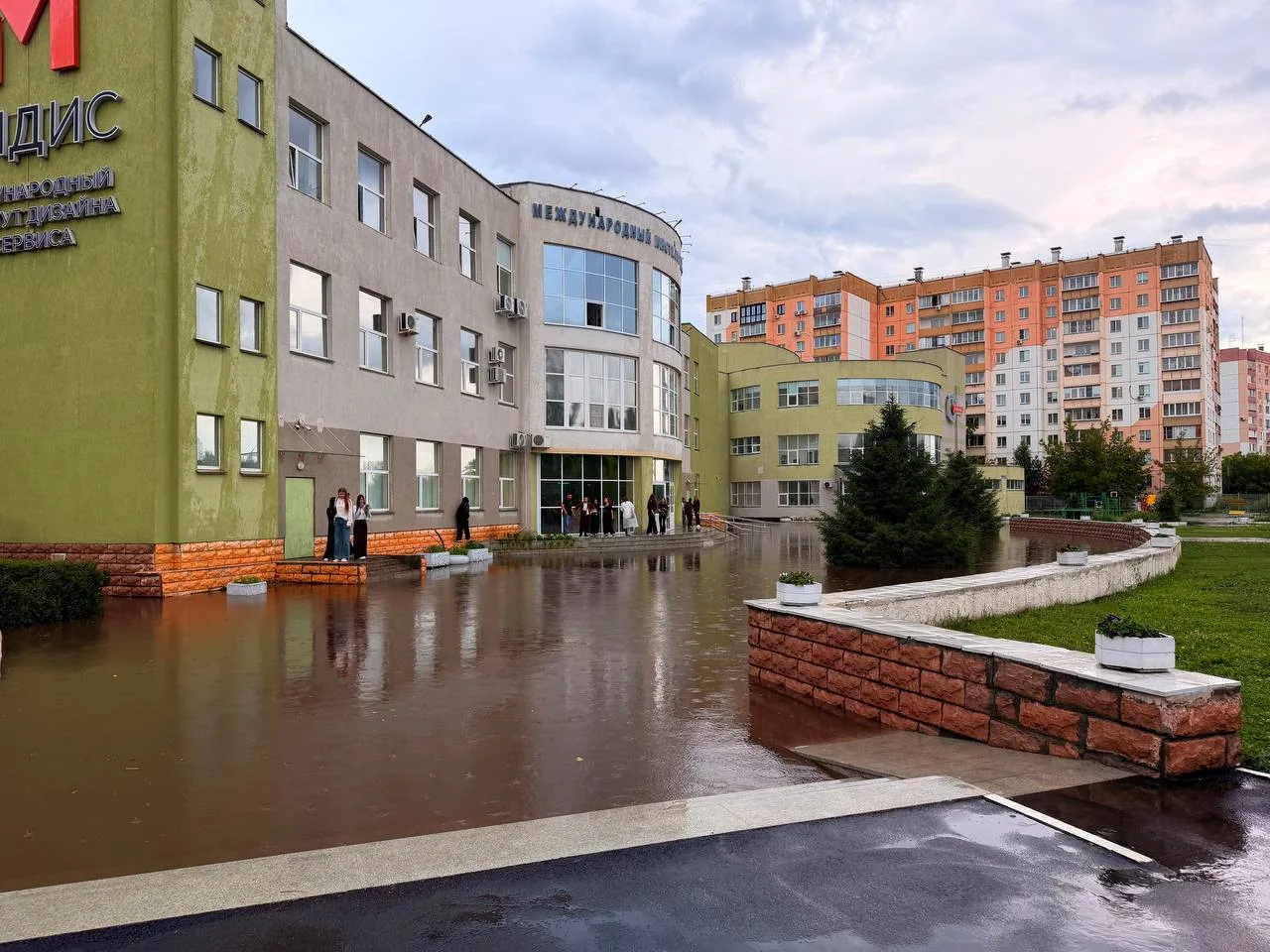 ❗️В колледже «МИДИС» произошло затопление

Вода поднялась почти до уровня первого этажа. Лестница из