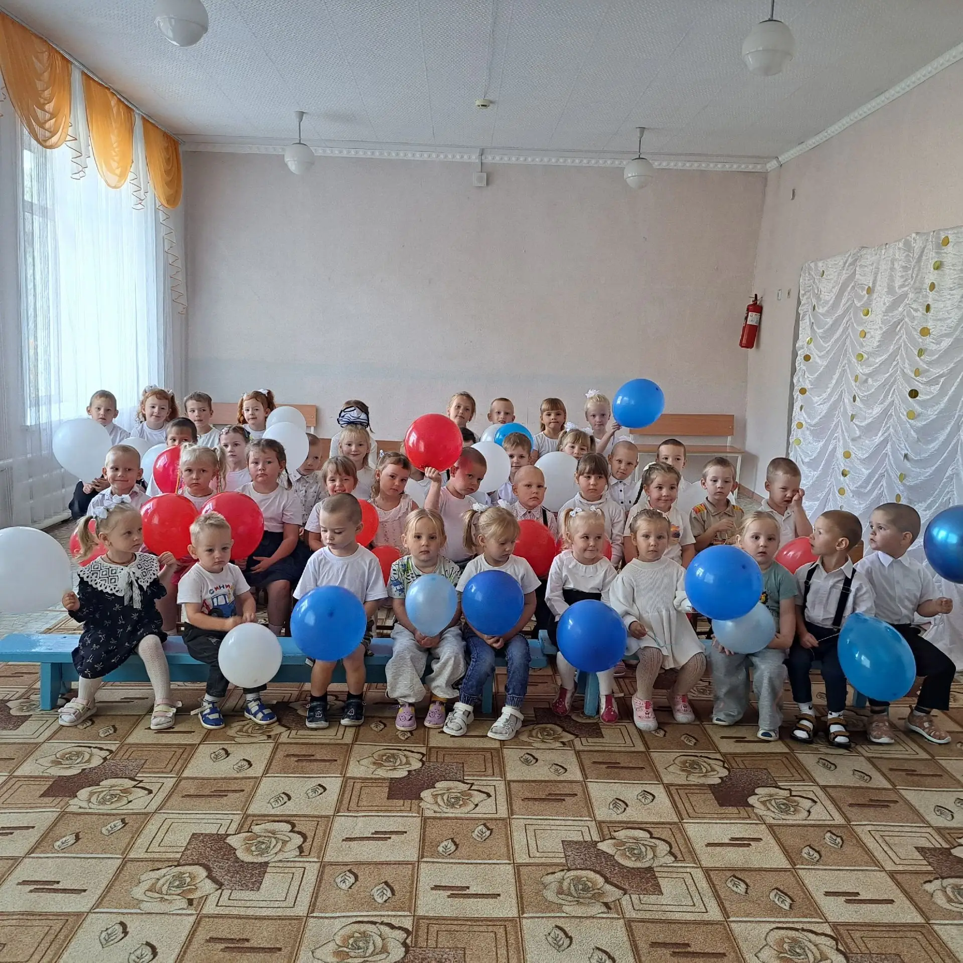 Сегодня в нашем детском саду  прошёл познавательный досуг  "День рождения флага России"
