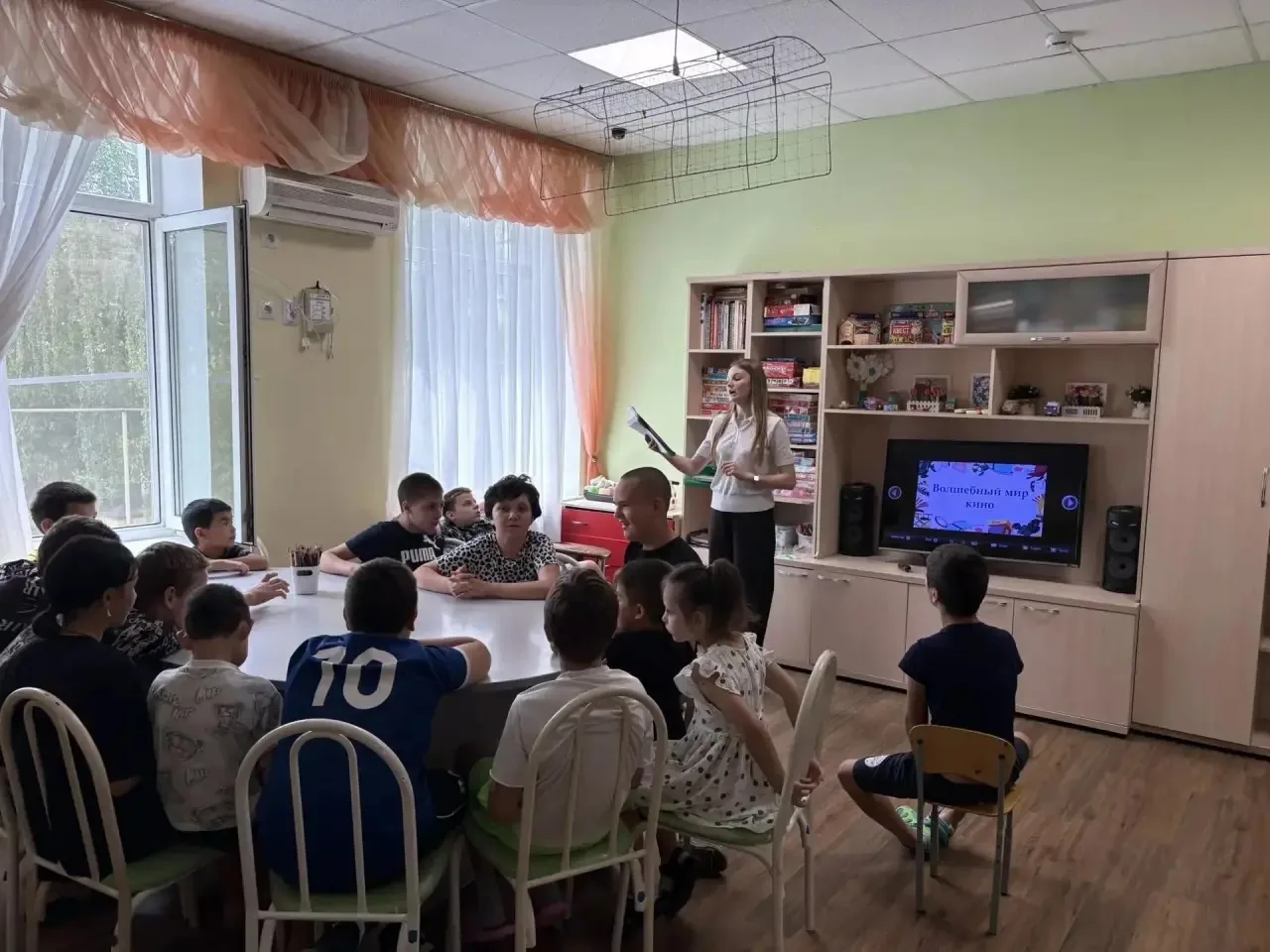 🎬Сотрудники городской детской библиотеки подарили воспитанникам реабилитационного цент...