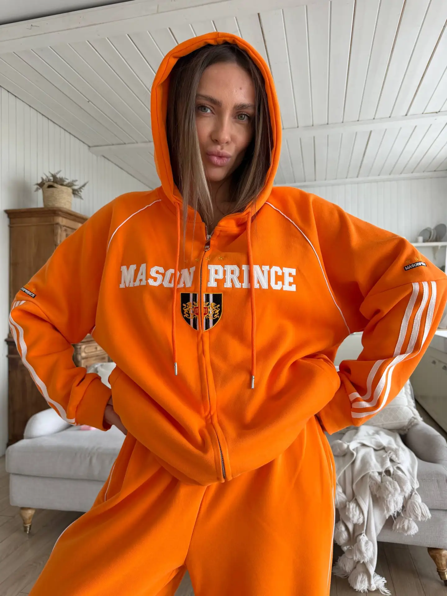 Sport Zip костюм двойка

Комфортный костюм в спортивном стиле с худи на молнии и широкими брюками. Л