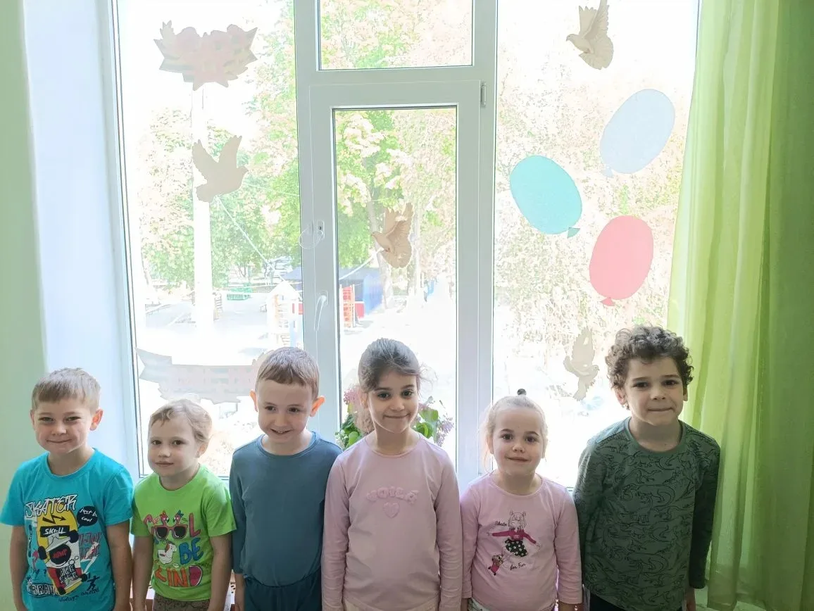 Воспитанники старшей логопедической группы N 8 "Фантазеры" украсили окна своей группы с...