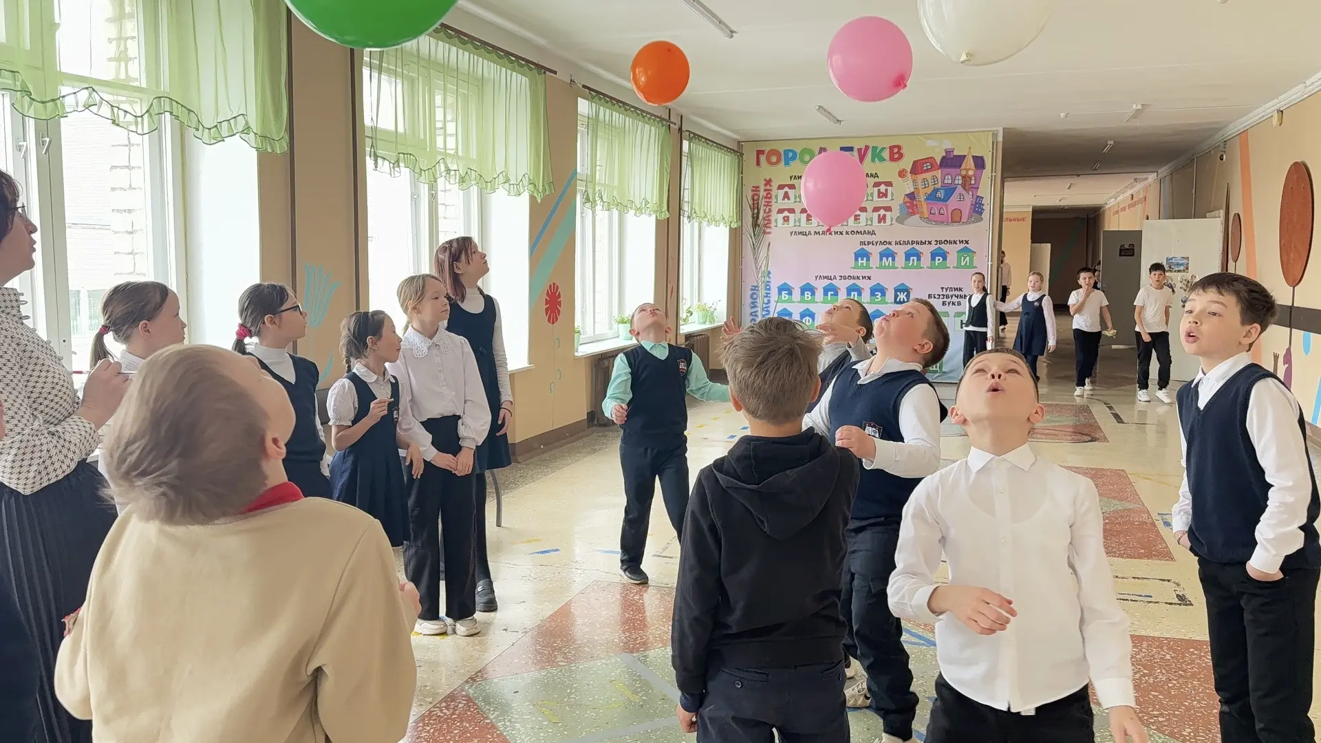 А у нас «Неделя рекордов»!  Друзья, кто же самый сильный, ловкий, умный и эрудированный? Мы будем вы