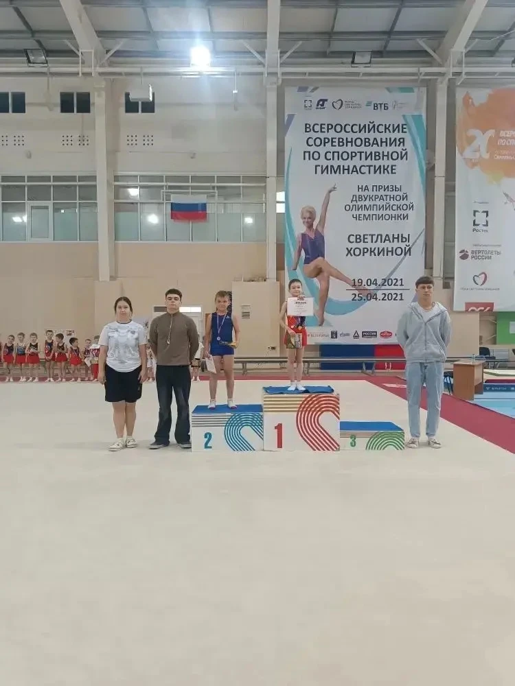 Поздравляем Юрия Жильникова, ученика 2 «А» класса, с блестящим выступлением на соревнованиях по спор