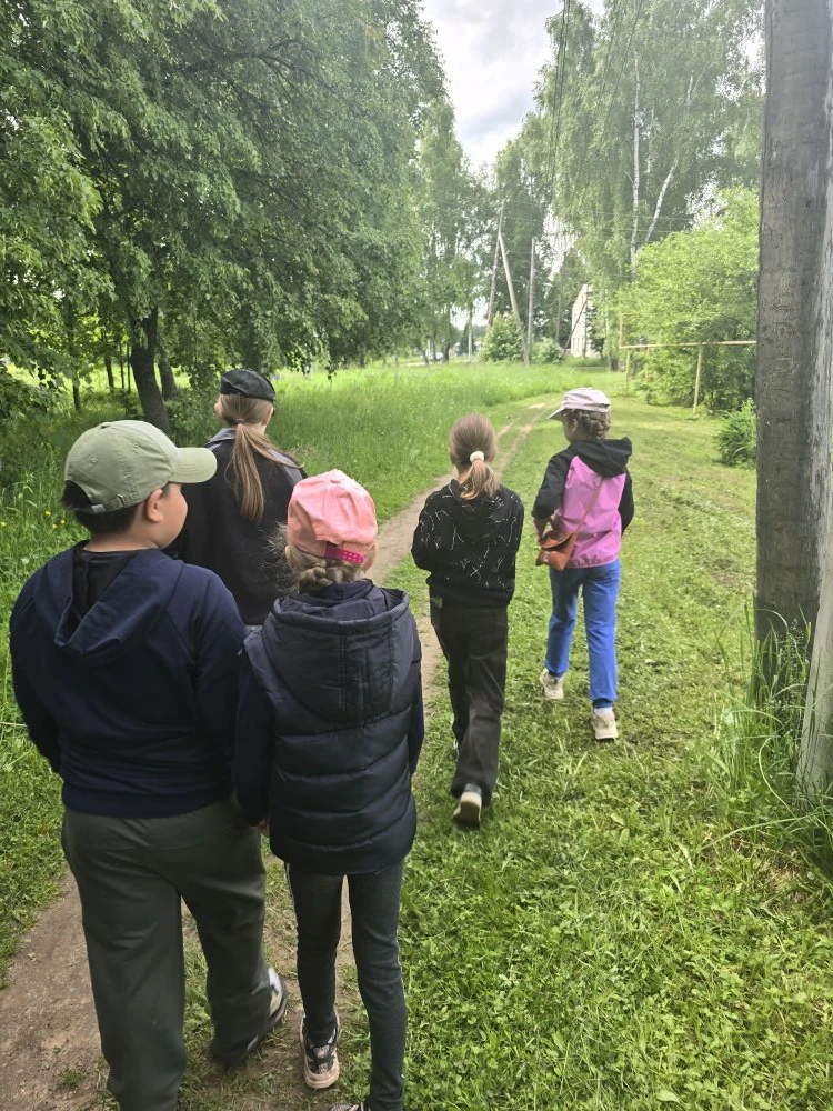 Сегодня в нашем лагере прошёл замечательный эко-день! 
🌳 Мы с ребятами разместили в селе
яркие плак