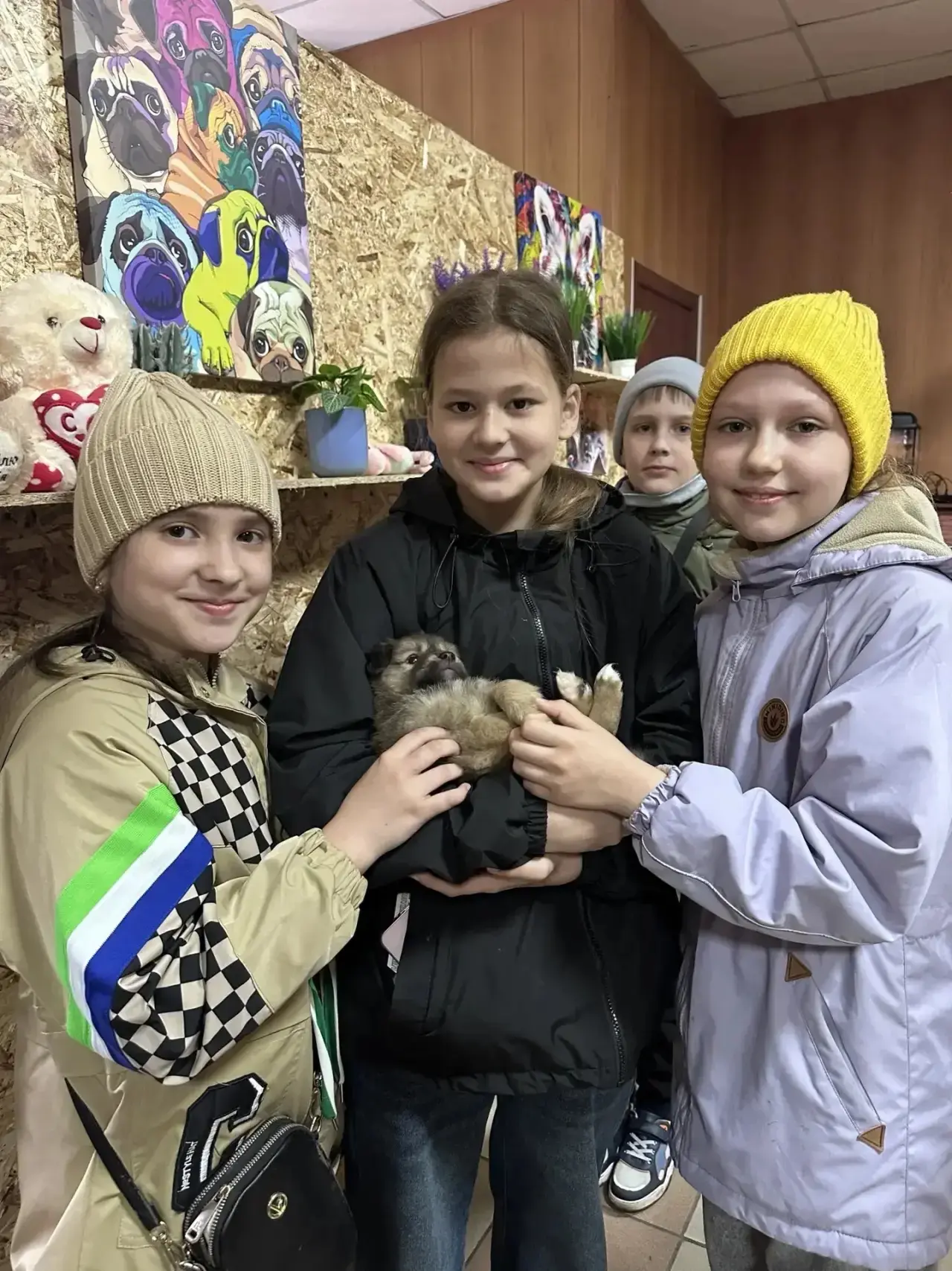 Сегодня ученики 3 ,,В" класса посетили  🦮🐩🐕 приют    ,,Четвероногий ангел". Ребята с родителями прин