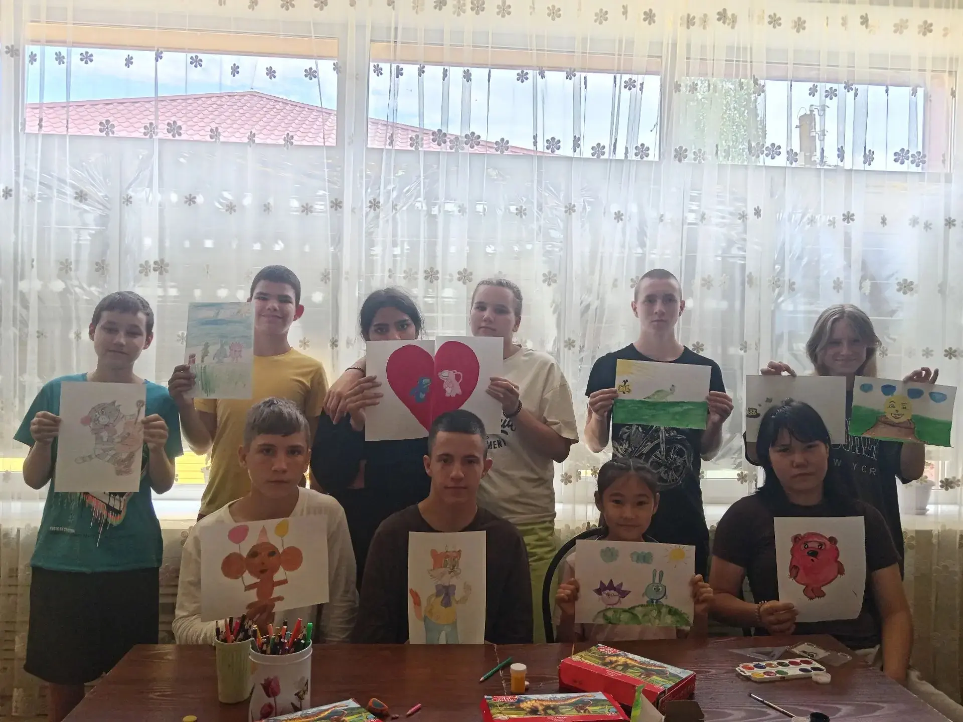 В центре помощи детям «Ручеёк» прошёл творческий урок, где воспитанники рисовали любимых героев муль