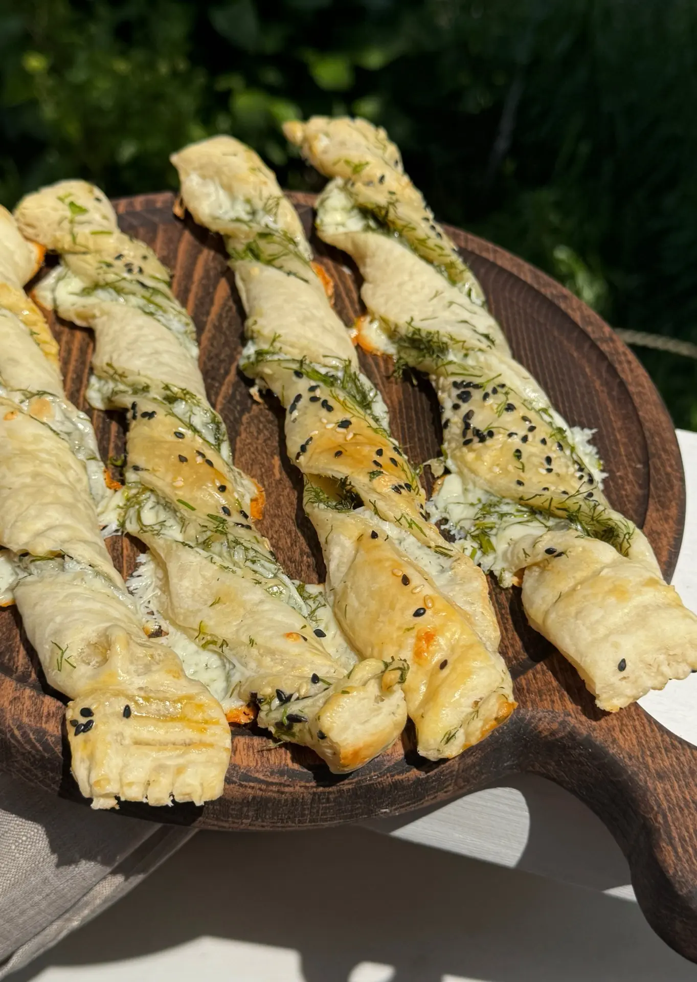 Сырные жгутики

Вкуснейший и интересный перекус. Для компании друзей или семьи. Готовится, ну, почти