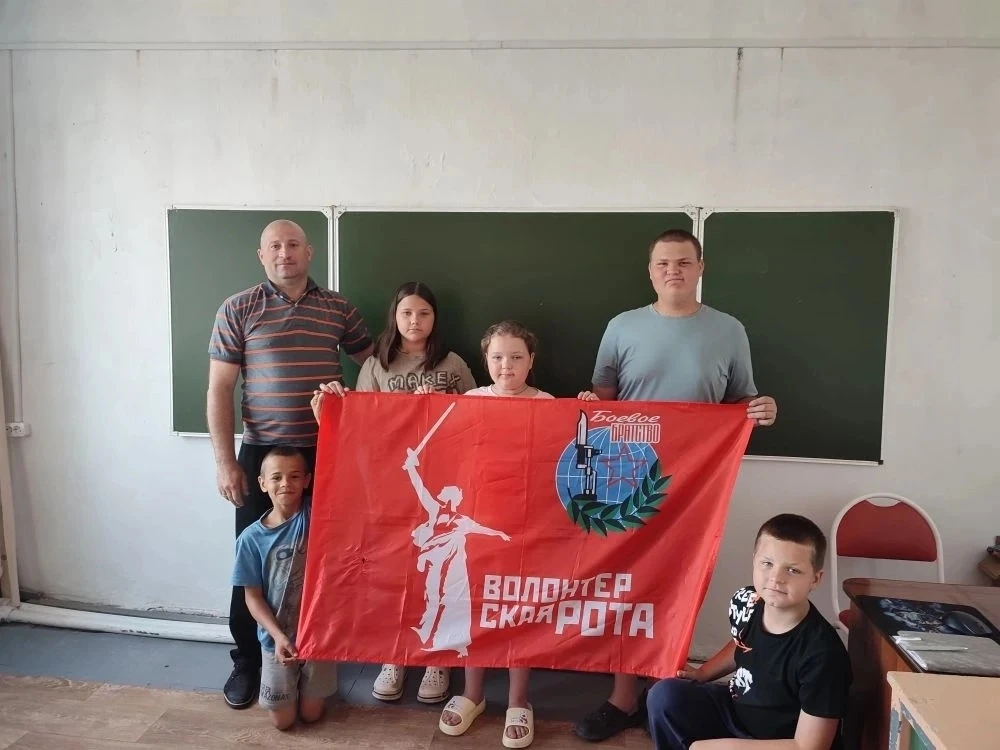 🎖 Урок мужества в нашей школе: посвятили его Дню России! 🇷🇺

Для Волонтёрской роты «Боевое Братст