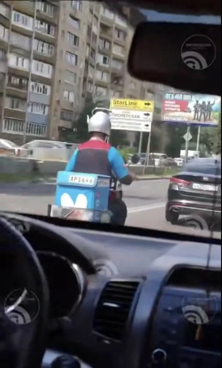 Способ спасения от жары нашли в Электростали

Скутерист на видео явно подошёл к вопросу с креативом.