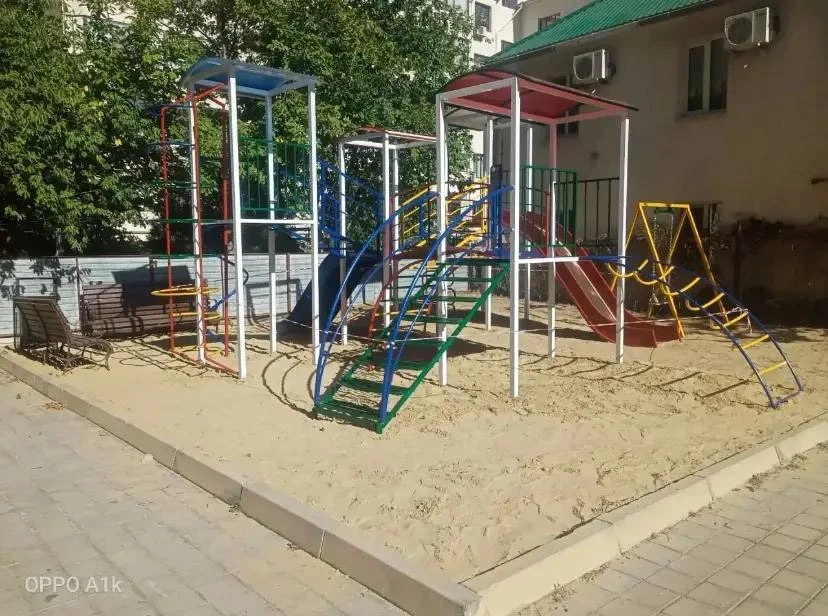 Службы благоустройства привели в порядок детскую площадку во дворе дома на улице Крылов...