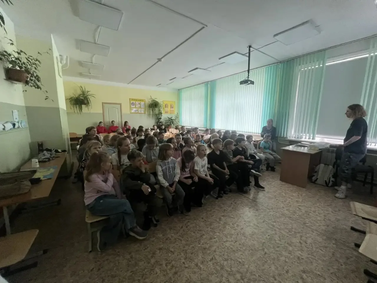 17 июня для ребят нашего лагеря была организована увлекательная встреча с экскурсоводом Ксенией. Она