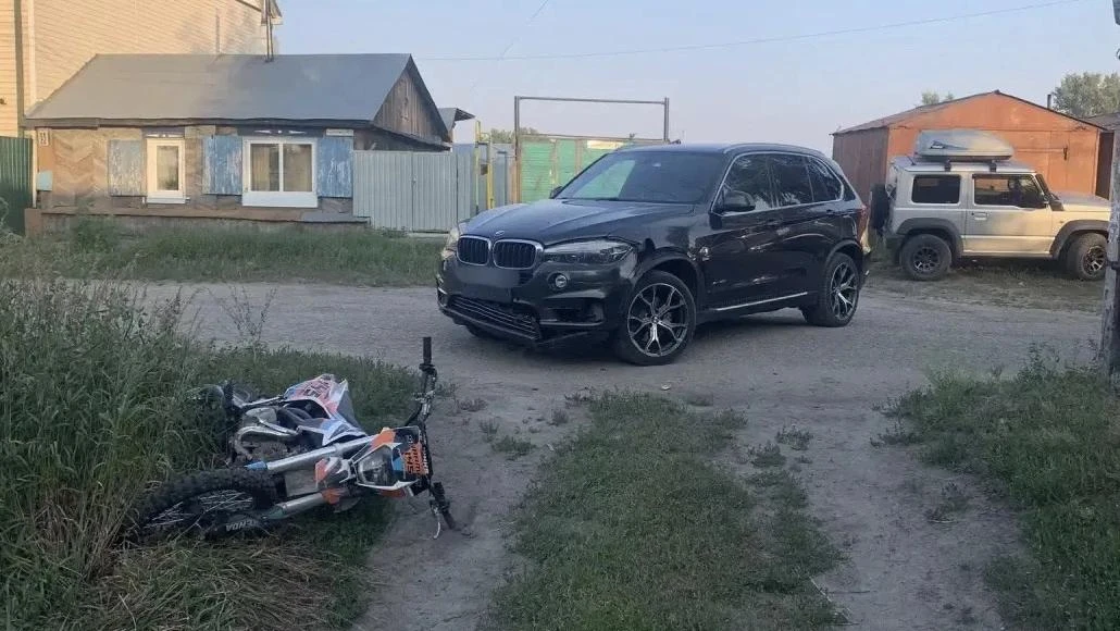 В Барнауле в ДТП с питбайком пострадали двое подростков