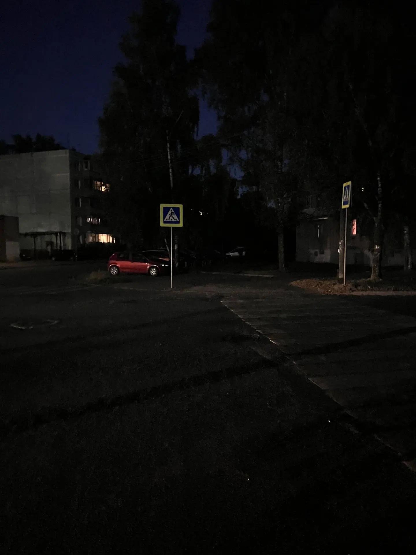 Администрация города Великие Луки вам не кажется что уже должен освещаться город чуть раньше? Не в 2
