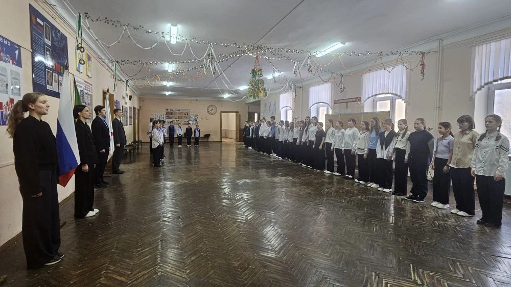 Утро понедельника традиционно началось с поднятия флагов. У всех прошли "Разговоры о важном". Тема: 