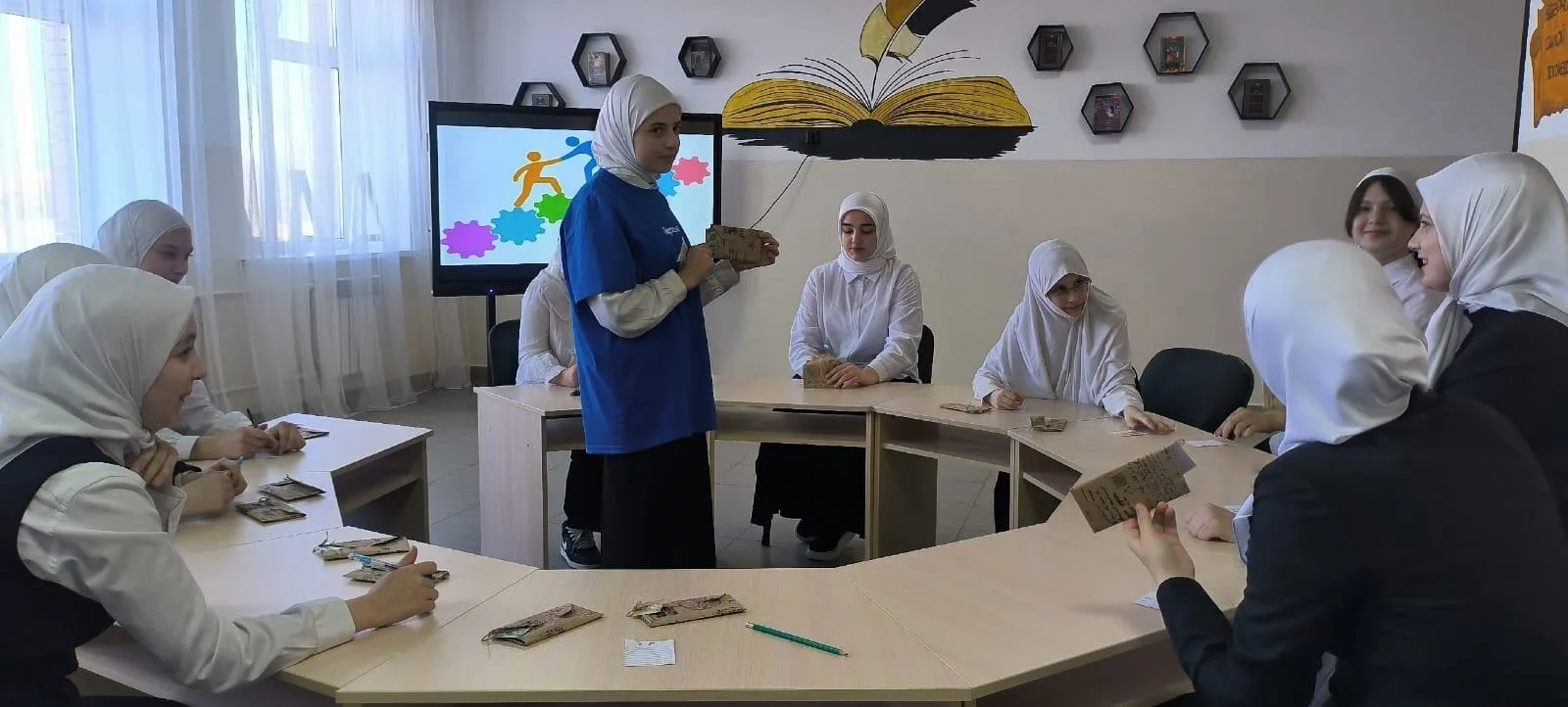 В рамках акции «Наставник для каждого» обучающиеся совместно с советником директора и активистом дви