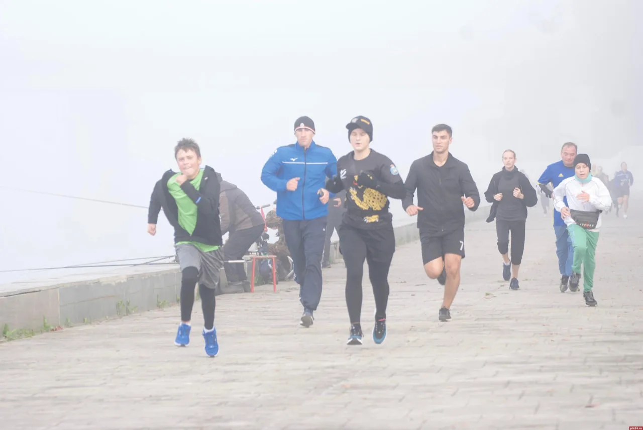 🏃‍♂️ «5 вёрст» ко Дню учителя: более 200 человек вышли на праздничную пробежку в Пскове