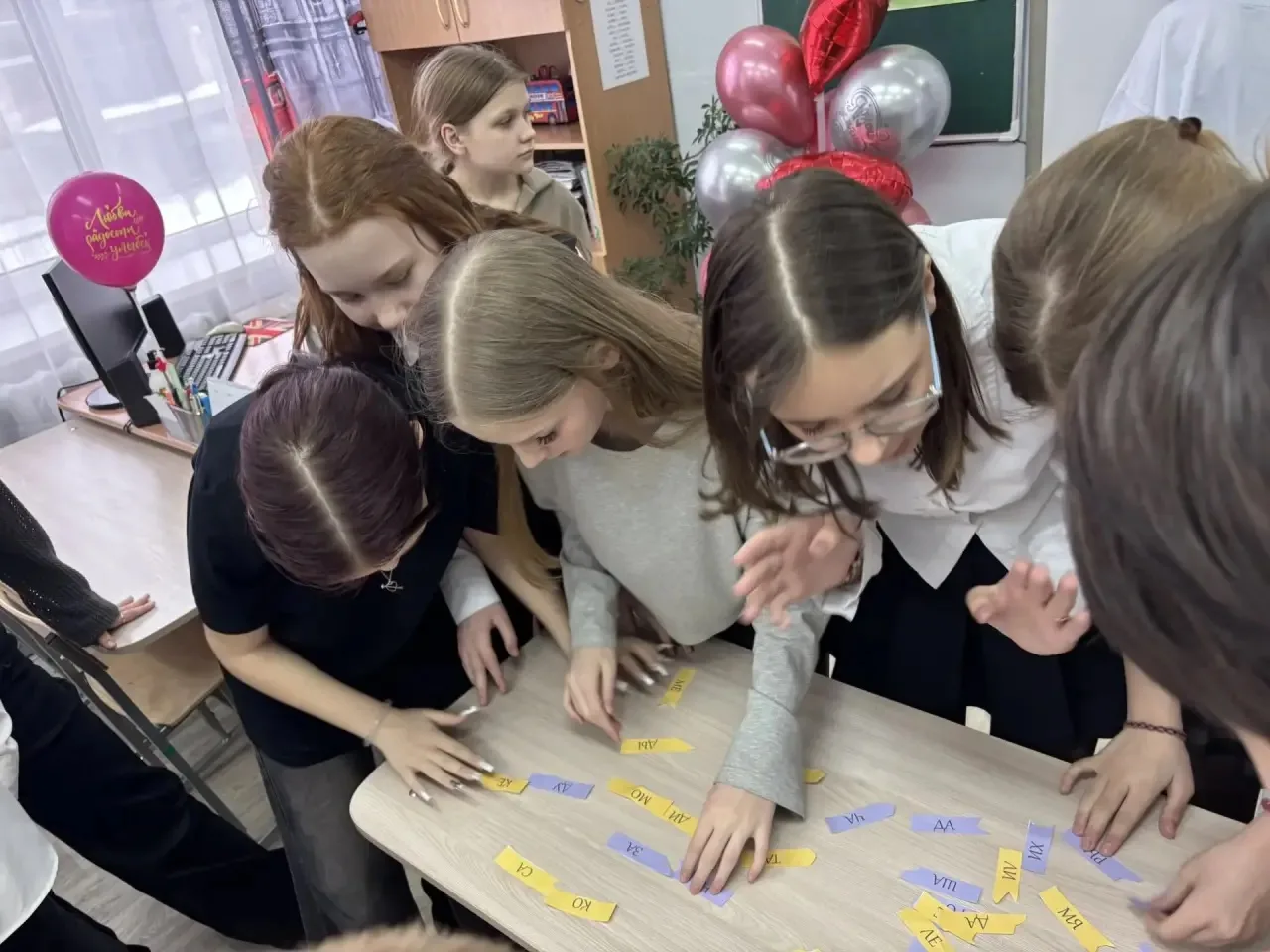 К 23 февраля традиционно проводят спортивные соревнования для мальчиков,  сильная половина параллели