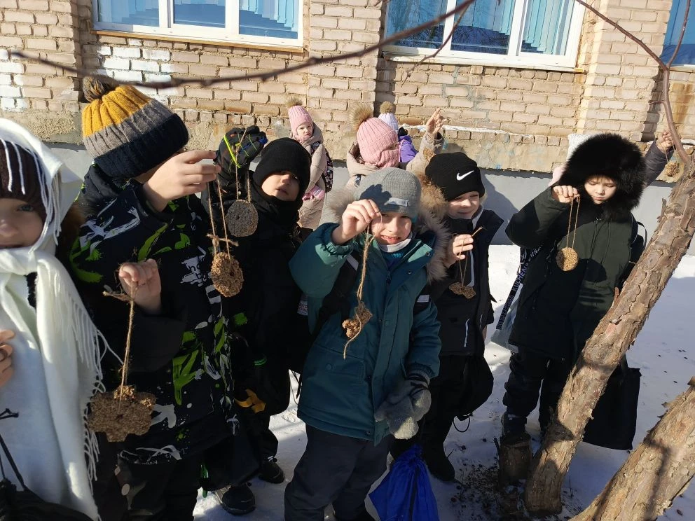 ❄️Покормите птиц зимой. Пусть со всех концов К вам слетятся, как домой, Стайки на крыльцо. Не богаты
