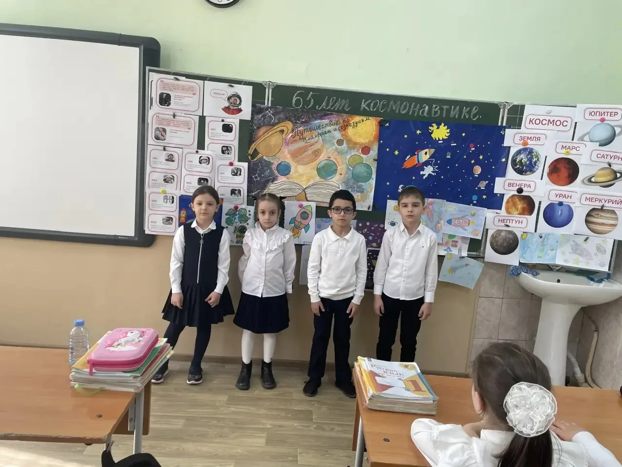 В 1 «В» классе прошёл увлекательный классный час, посвящённый Дню космонавтики. Мероприятие провела 