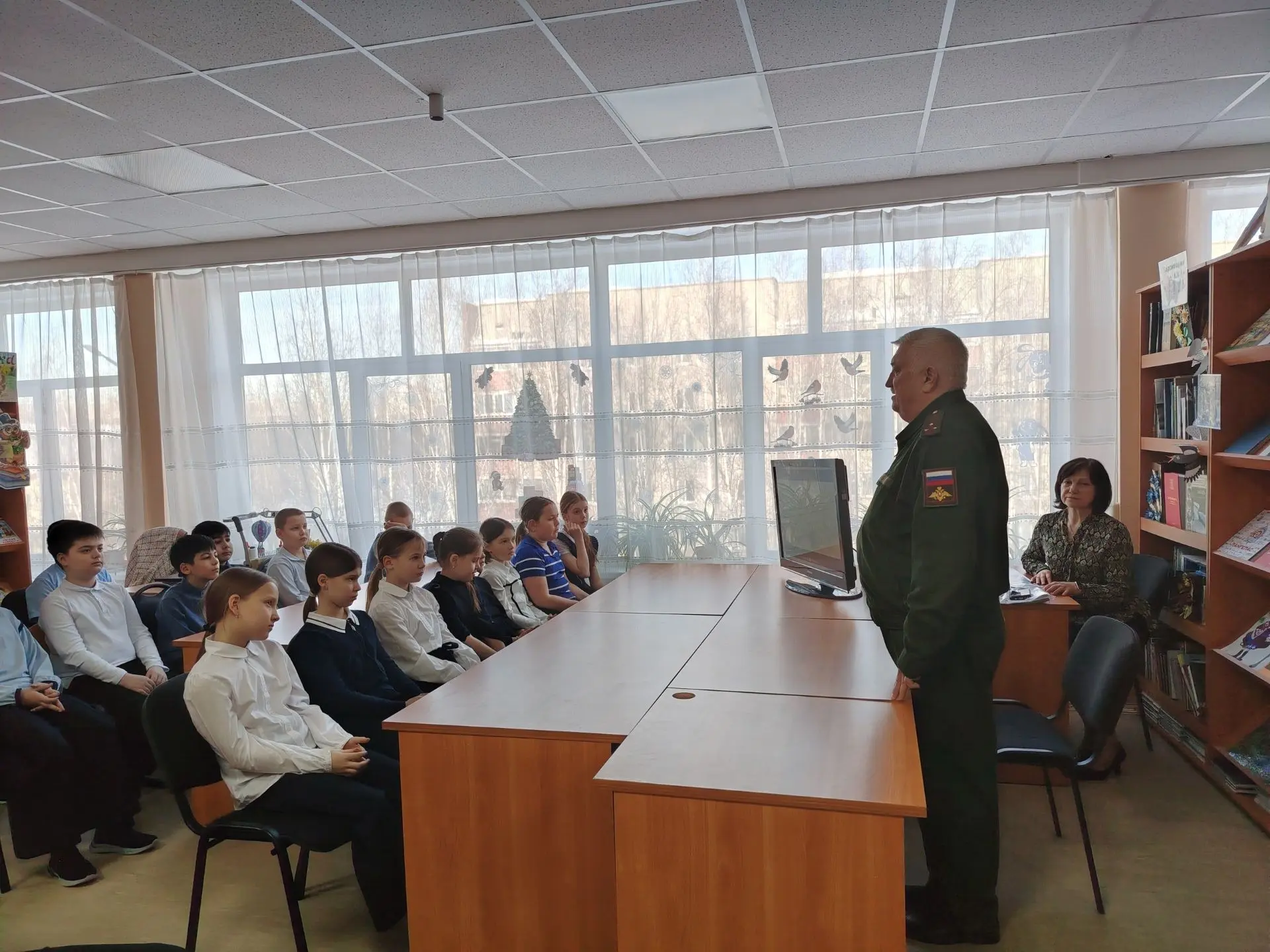 📚🇷🇺 В нашей школе состоялось торжественное открытие «Библиотечки героя». 🎖 В рамках мероприятия мы в