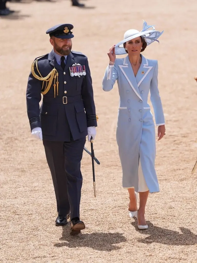 Вчерашний нежно-голубой образ Кэтрин на параде Trooping the Colour в сети вполне ожидаемо сравнивают