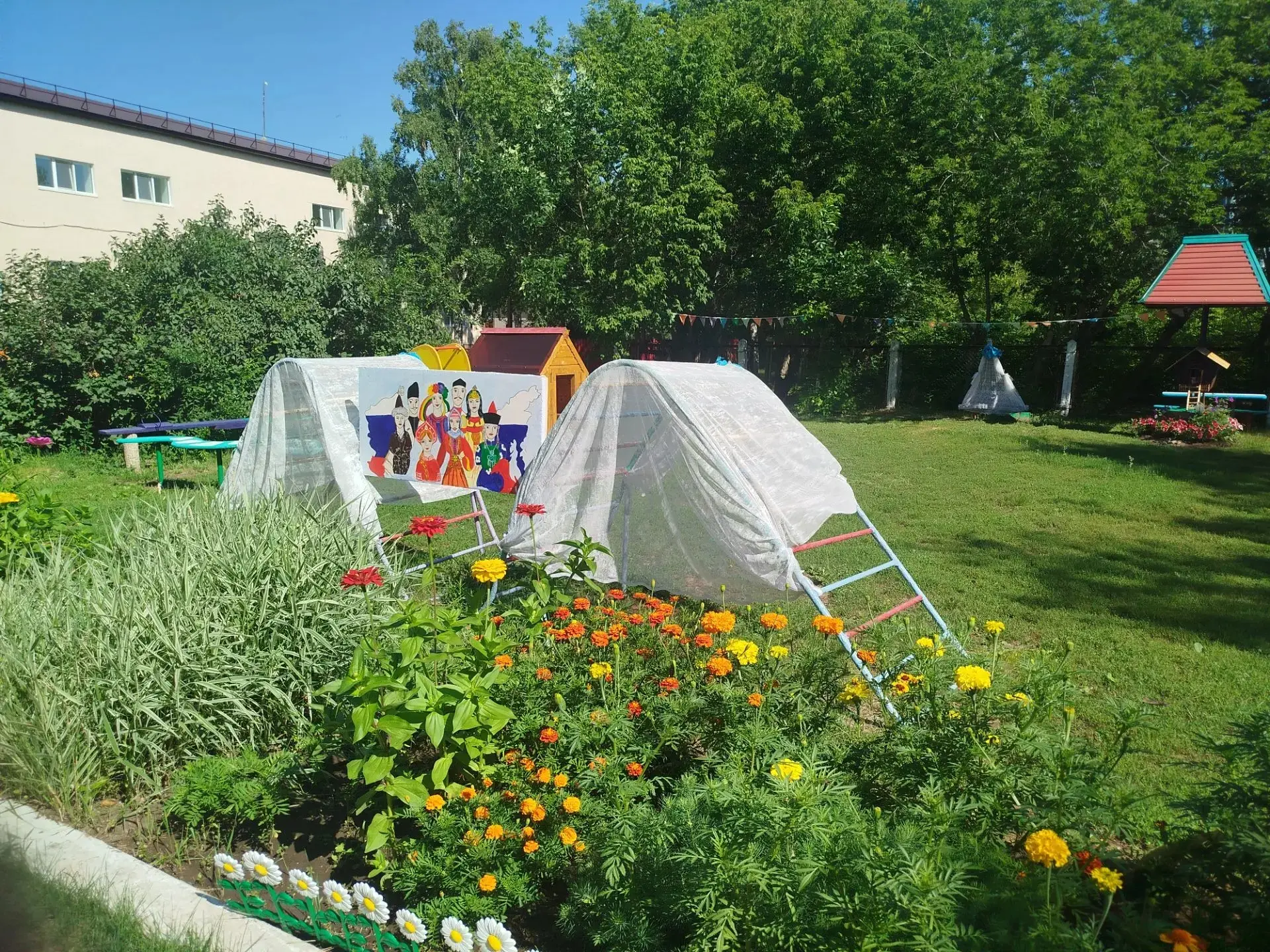 "🌸Посмотрите на нашу клумбу: тут растут разные цветы — яркие, скромные, высокие и совсем маленькие.
