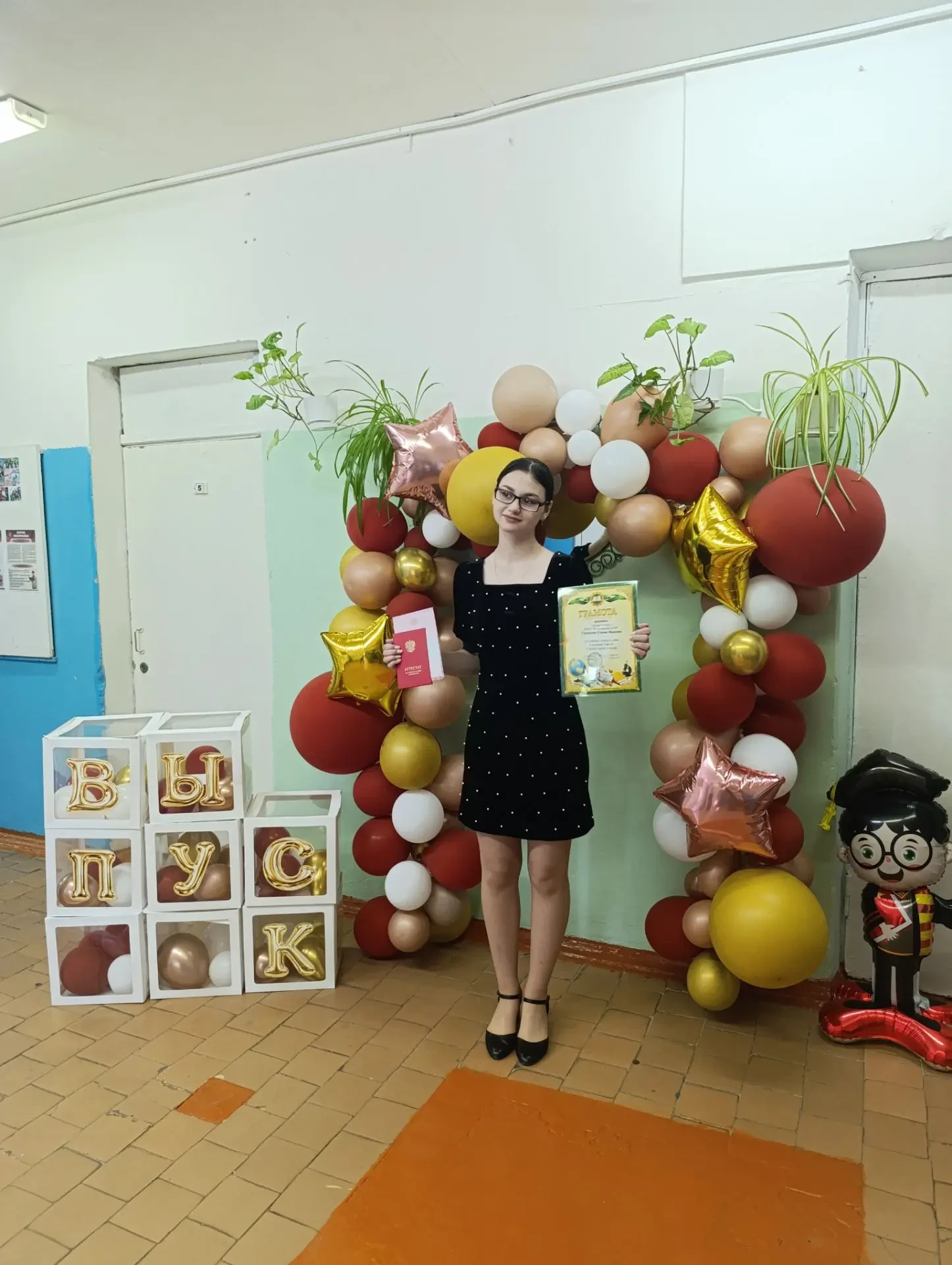 Дорогая Ульяна!🌸❤️От всей души поздравляем тебя с успешным окончанием 9 класса и получением красног