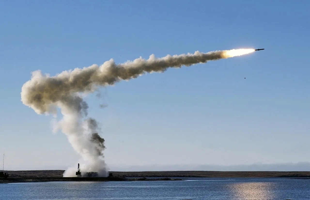 ⚓🇷🇺 Пуски противокорабельных ракет П-800 "Оникс" комплекса "Бастион" из состава 536 о...