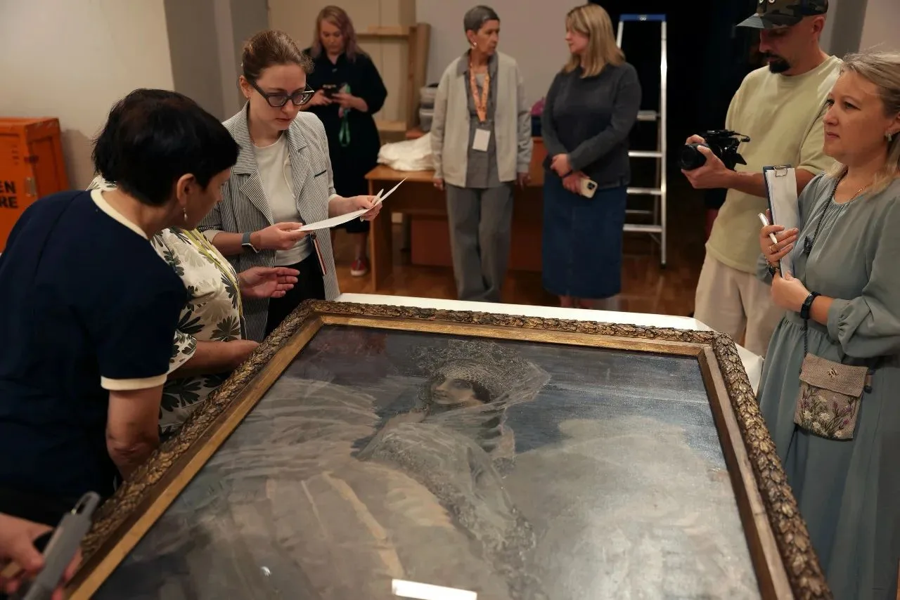 🎨 В омском Эрмитаже распаковывают картины Михаила Врубеля, привезённые на выставку худ...
