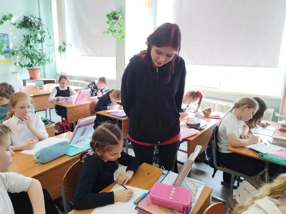 10 марта ученицы 10А класса ГБОУ СОШ 236 провели очень интересное занятие в 3А классе.   Девочки про