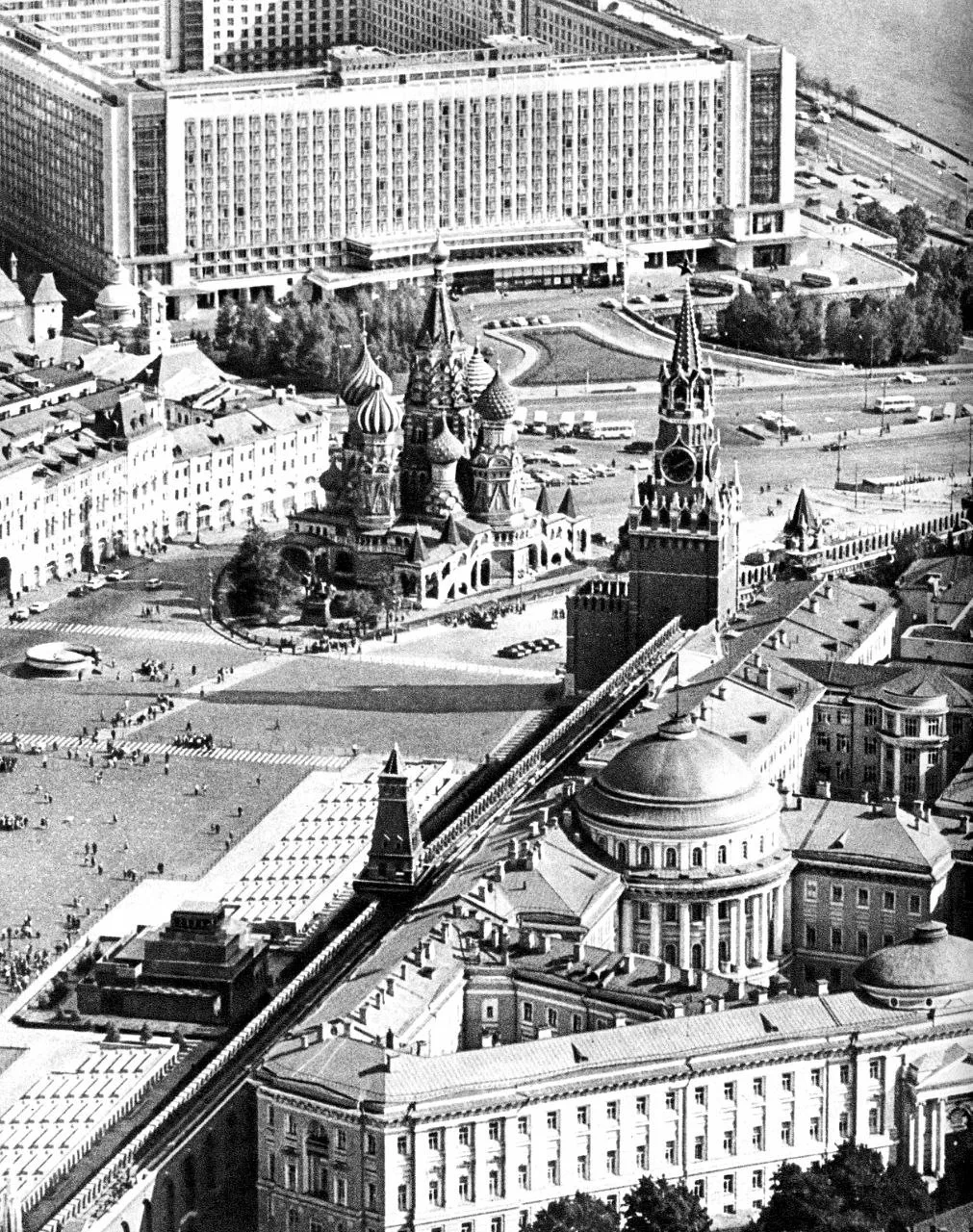 Вид на Кремль, Васильевский спуск и гостиницу «Россия», Москва, 1984 год.