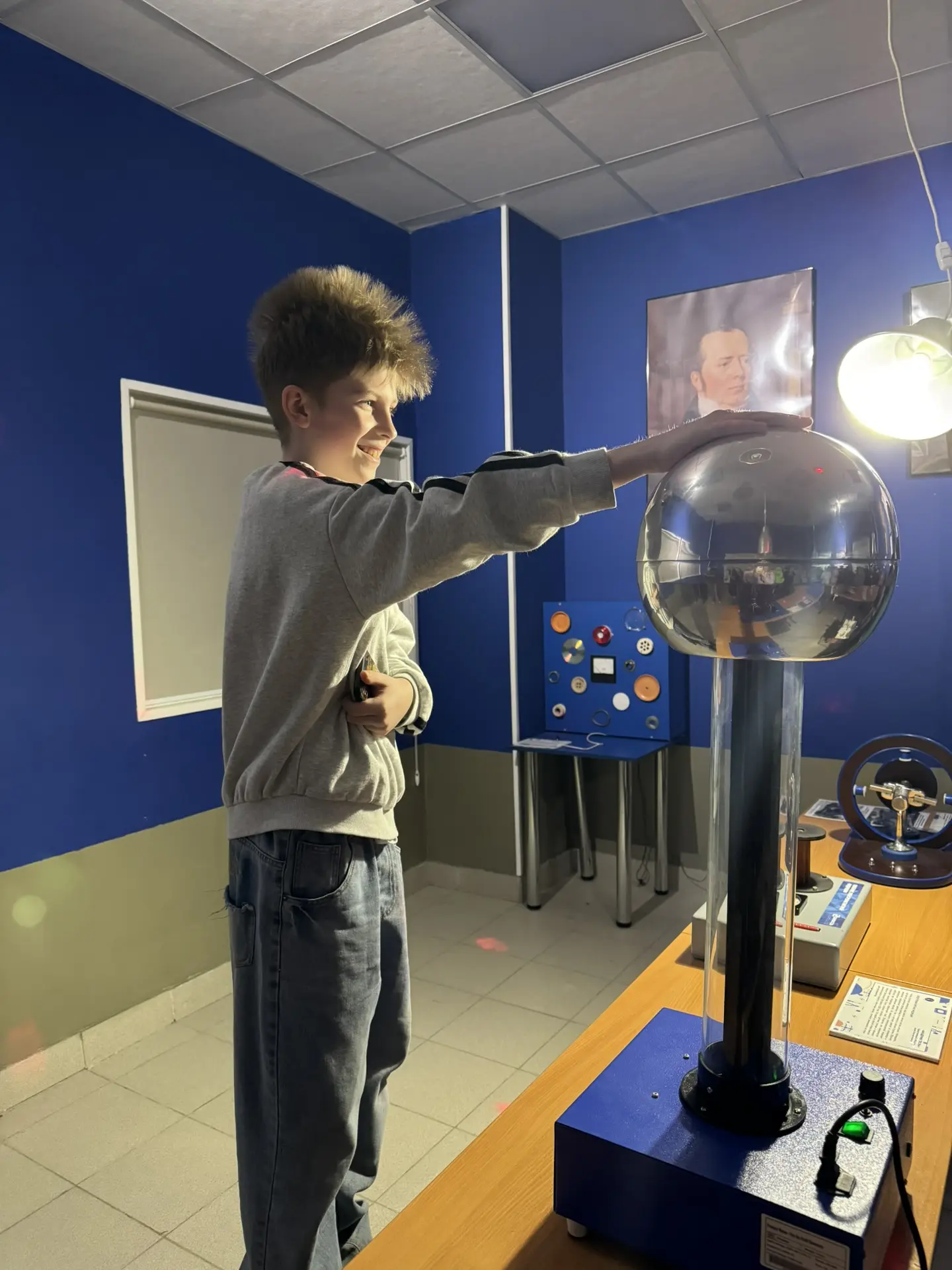 3 апреля 5а класс посетил  Академию Теслы 🎯  💡 погрузившись  в увлекательное путешествие, полное инт