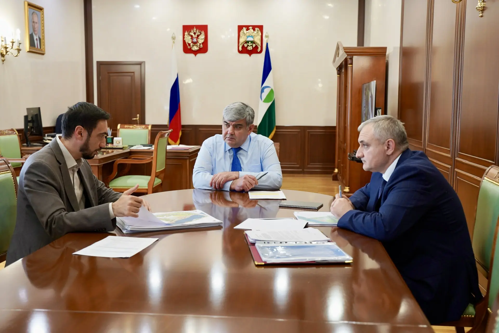 Провел рабочую встречу с временно исполняющим обязанности главы администрации городског...