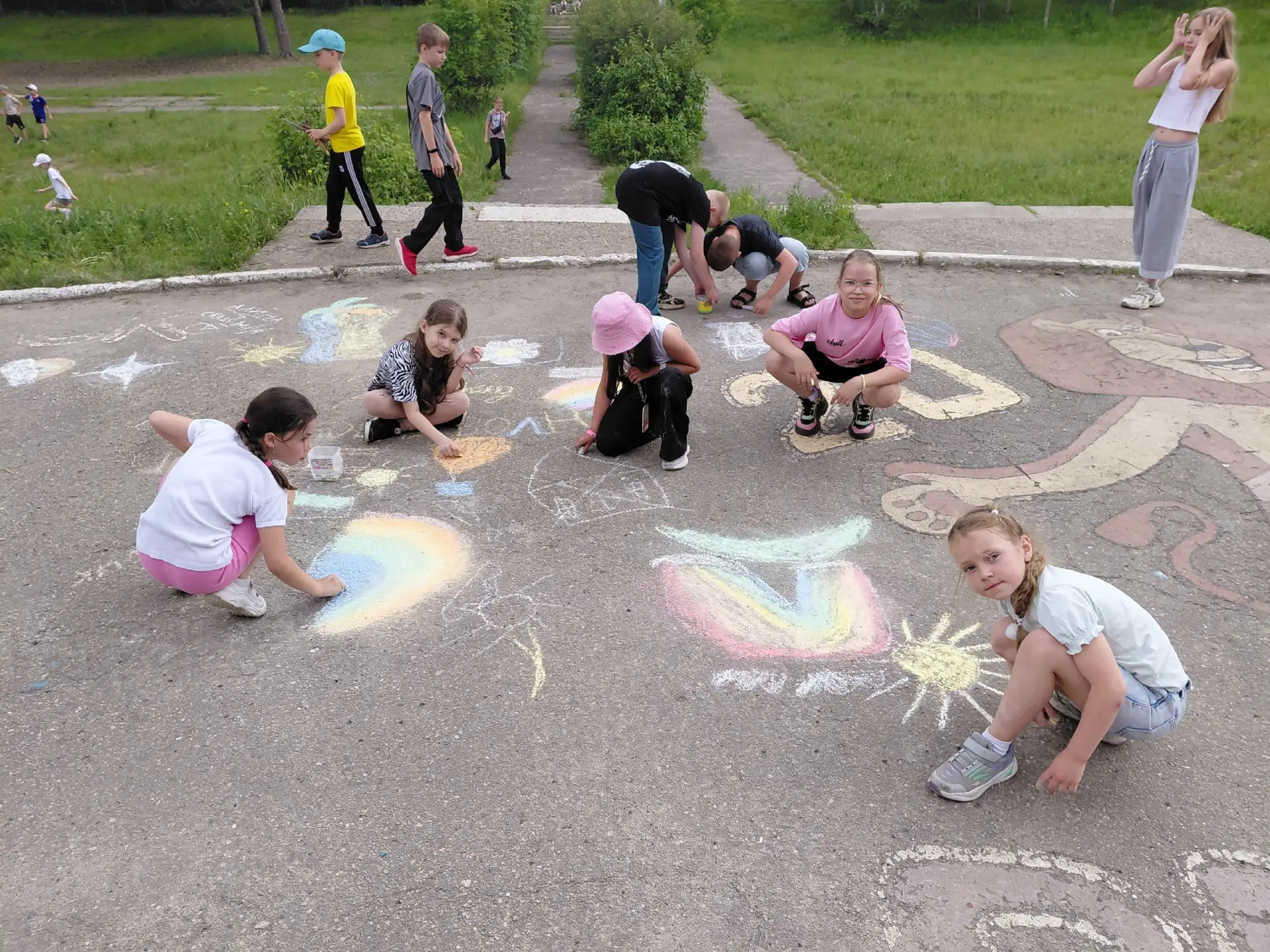 🎨 Лето в красках: дети рисуют мир на асфальте

В лагере дневного пребывания «Чудо остров»  прошёл к