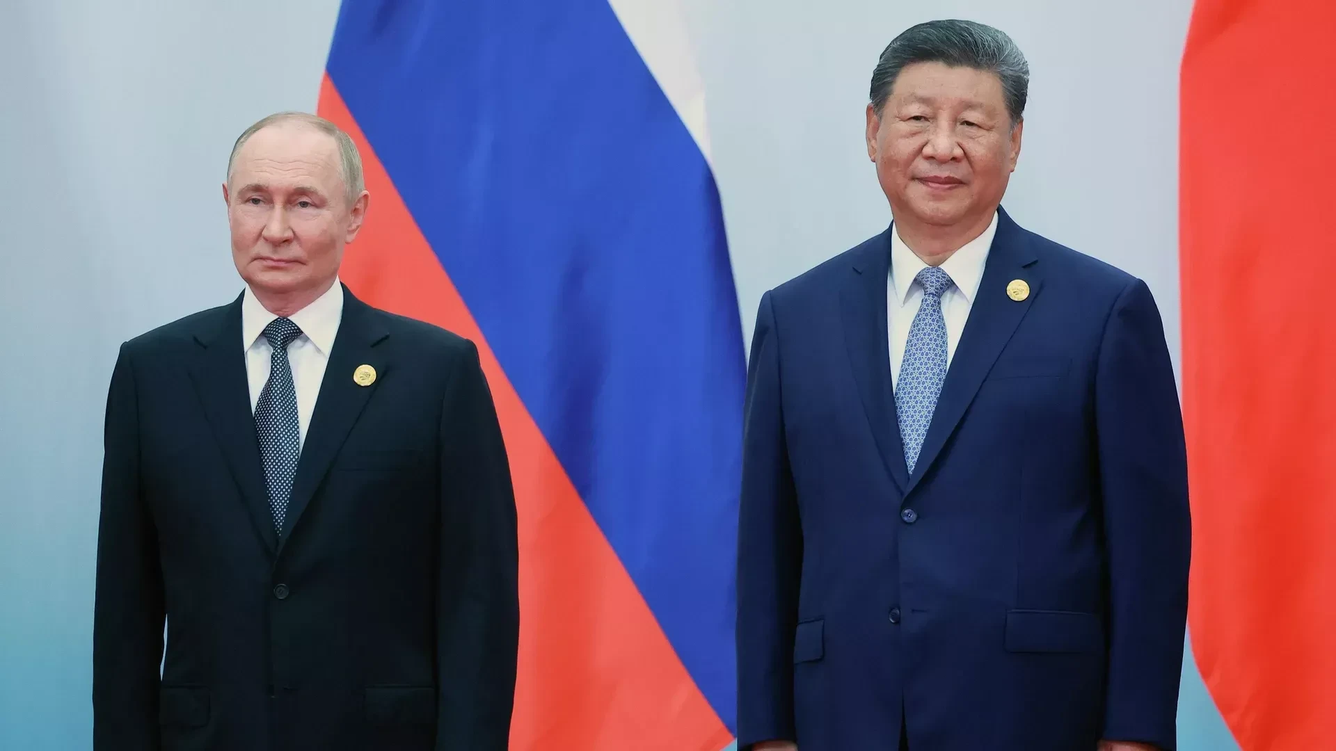 Россия бэрэсидьиэнэ Владимир Путин Кытайга үлэлиэҕэ  КНР бэрэссэдээтэлэ Си Цзиньпин ыҥырыытынан Росс