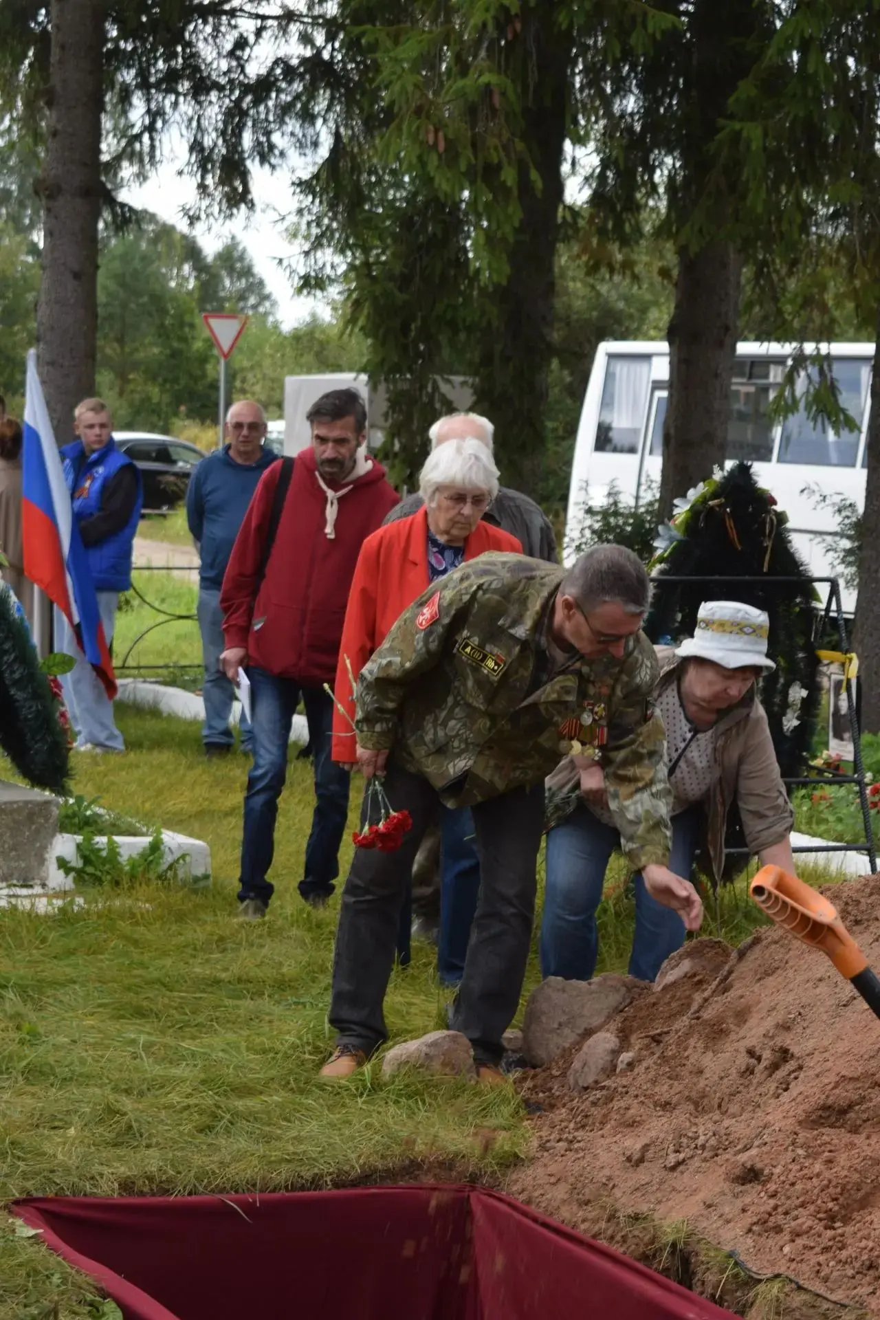 В Лужском районе с воинскими почестями предали земле останки 17 красноармейцев
